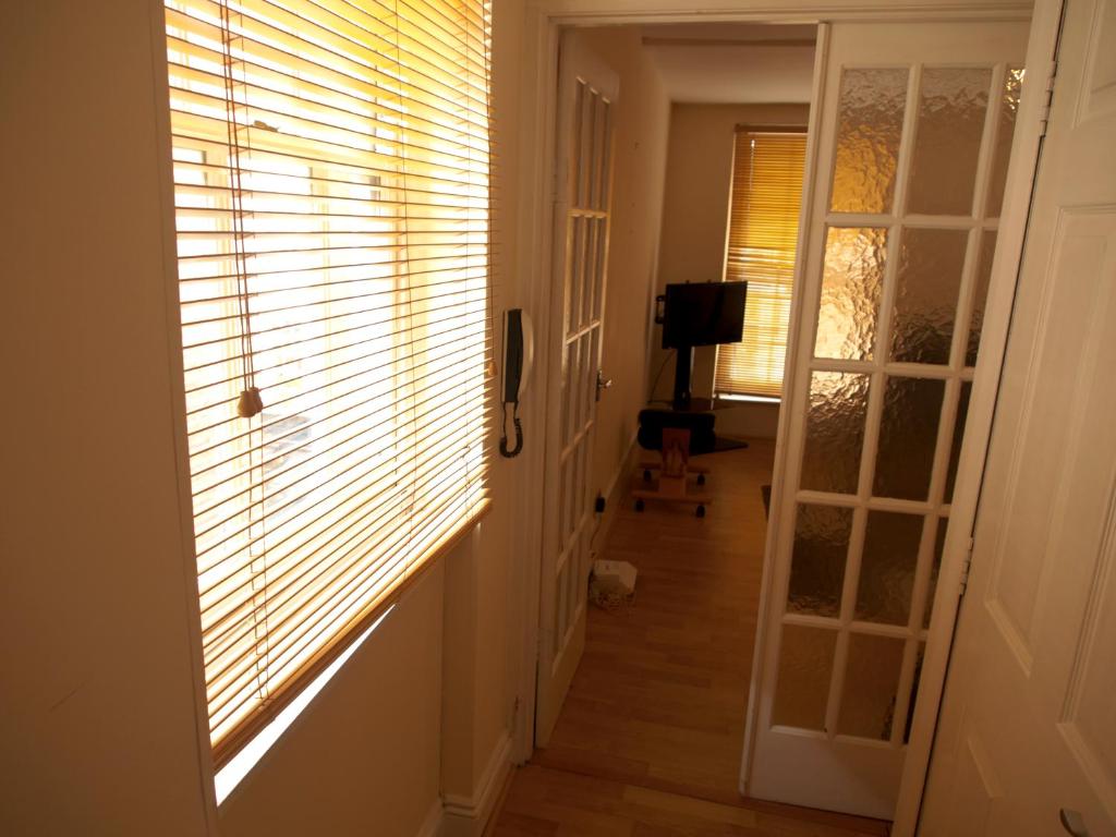 Mayfair Flat - image 6