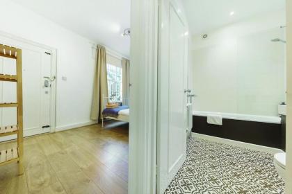 3 Bedroom Apartment in Westminster - image 17