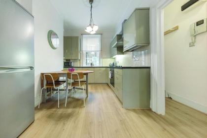 3 Bedroom Apartment in Westminster - image 5