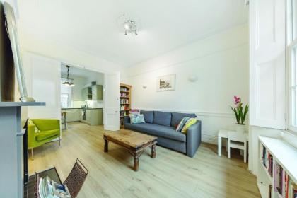 3 Bedroom Apartment in Westminster - image 7