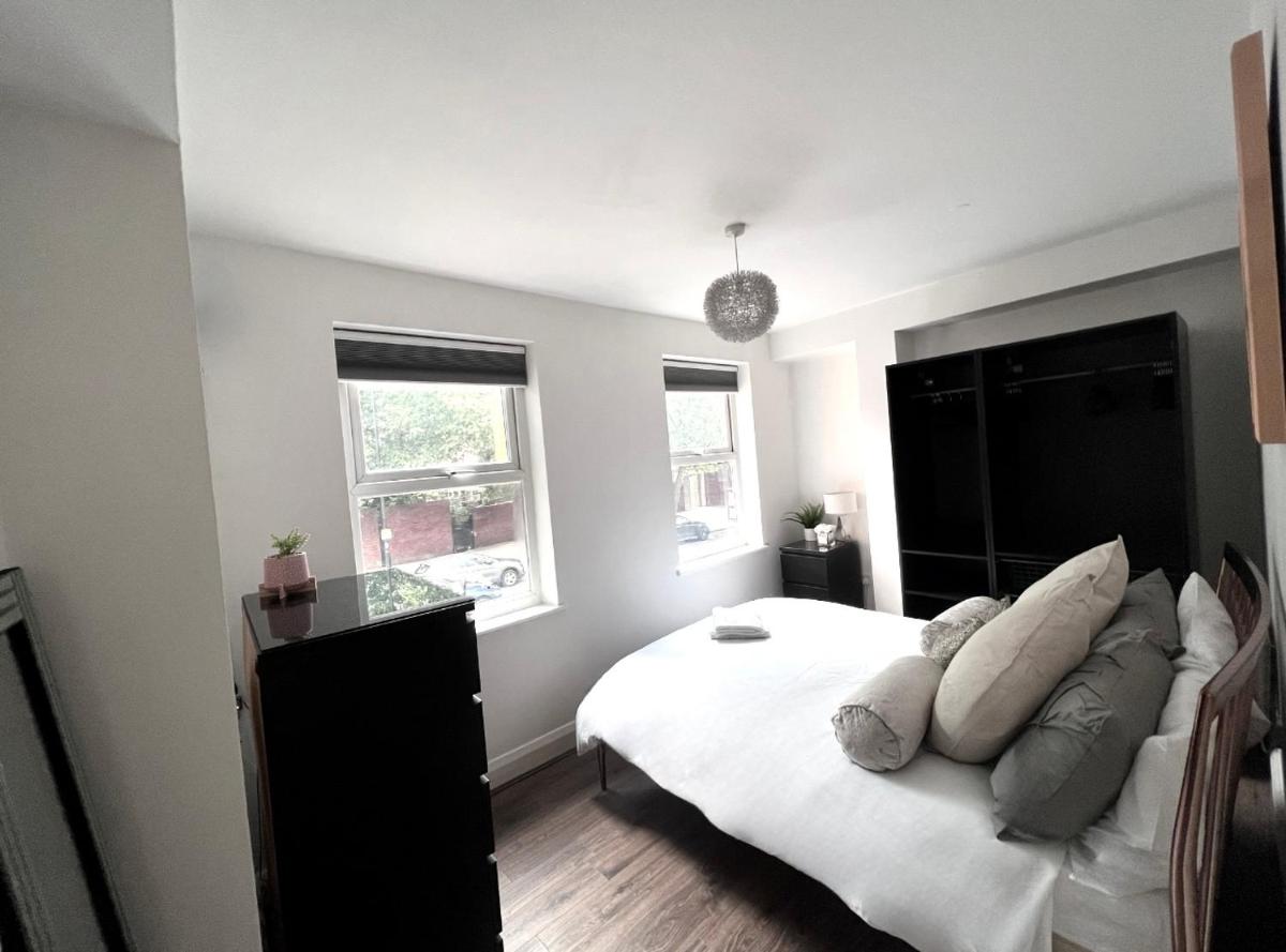 BEST LOCATION Central London 2 Bedrooms Sleeps up to 4 or 5 Middle of all attractions - main image