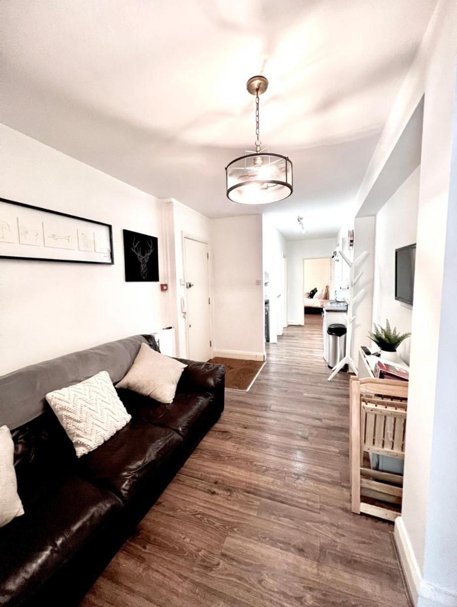 BEST LOCATION Central London 2 Bedrooms Sleeps up to 4 or 5 Middle of all attractions - image 3