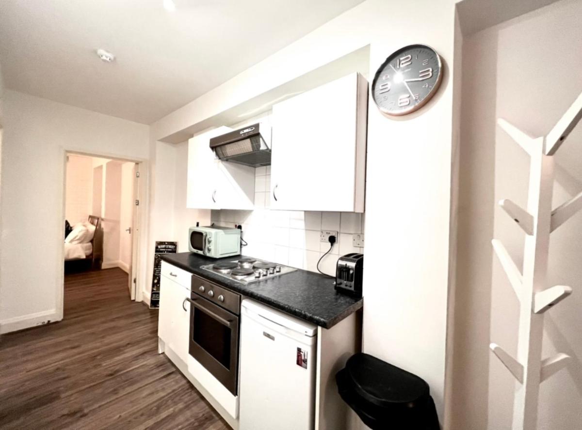 BEST LOCATION Central London 2 Bedrooms Sleeps up to 4 or 5 Middle of all attractions - image 4