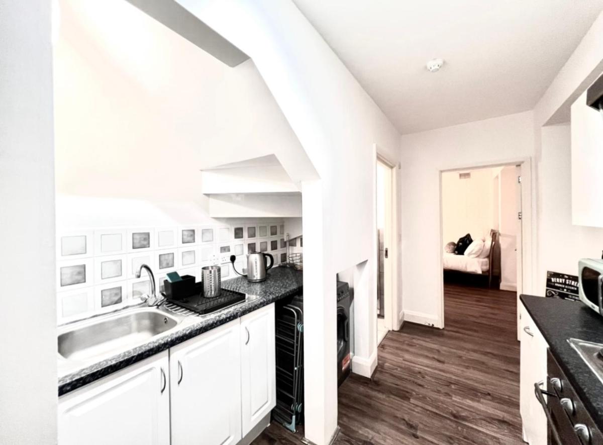 BEST LOCATION Central London 2 Bedrooms Sleeps up to 4 or 5 Middle of all attractions - image 5