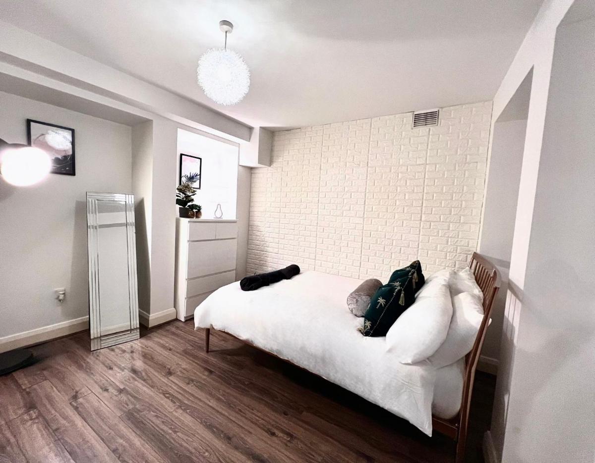 BEST LOCATION Central London 2 Bedrooms Sleeps up to 4 or 5 Middle of all attractions - image 6