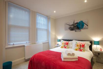 Barons Court Queens Club by Viridian Apartments - image 11