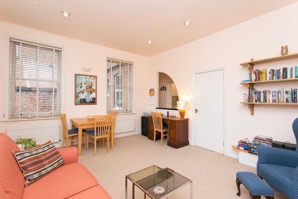 Veeve - Charming Hampstead Apartment - image 6