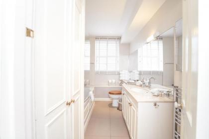 Mayfair Serviced Apartments - image 17