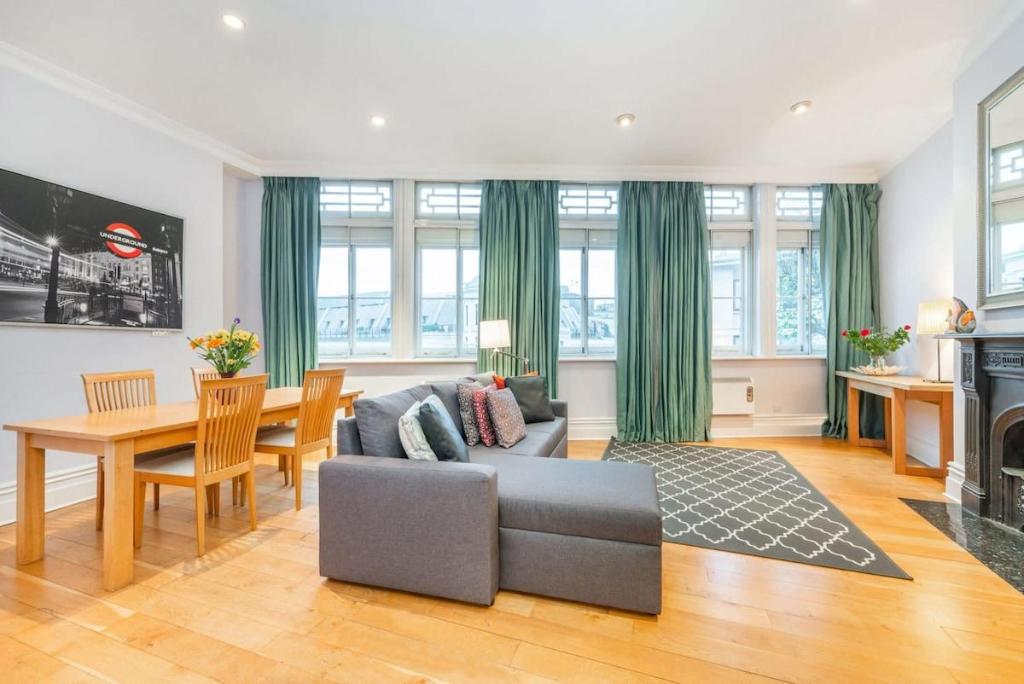 Modern 1BR apartment with terrace 3 mins from Trafalgar Square - main image