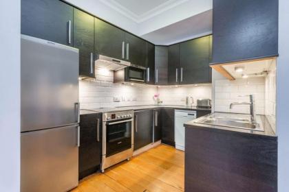 Modern 1BR apartment with terrace 3 mins from Trafalgar Square - image 3