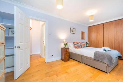 Modern 1BR apartment with terrace 3 mins from Trafalgar Square - image 5