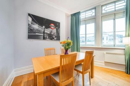 Modern 1BR apartment with terrace 3 mins from Trafalgar Square - image 7