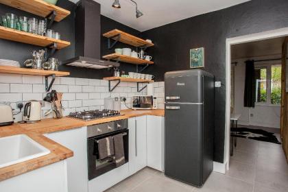 Modern Central 1BD Flat in Clerkenwell - sleeps 4! - image 12