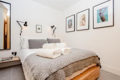 Modern Central 1BD Flat in Clerkenwell - sleeps 4! - image 2