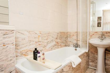 Bright 2 Bedroom Flat in Central London - image 9