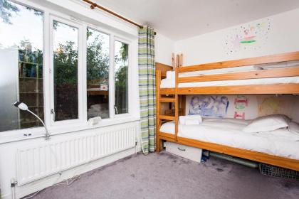 Charming Peaceful 2 Bedroom with Parking and Garden - image 13