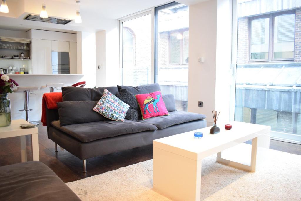 Beautiful Newly Renovated 2 Bed Apartment in Bank - image 5