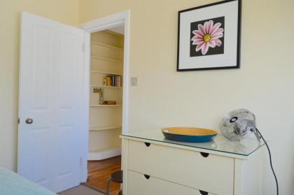 Lovely Top Floor Flat in Leafy Fulham - image 5