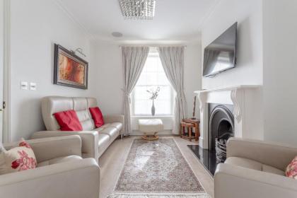 Stunning & Modern 3Bed House in Victoria. - image 1