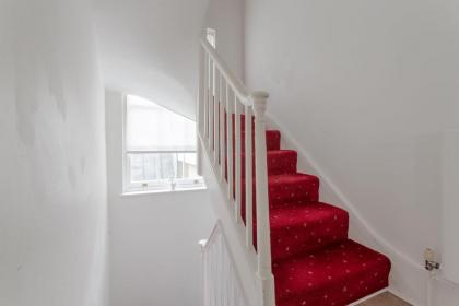 Stunning & Modern 3Bed House in Victoria. - image 2