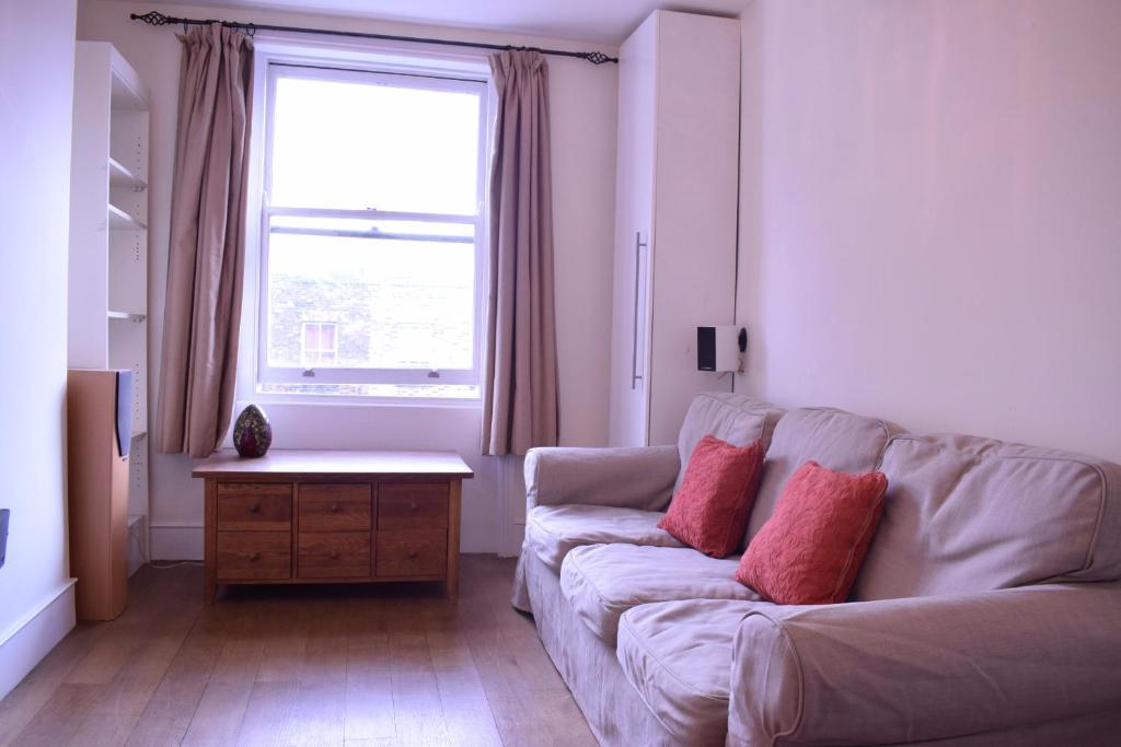 Very Central One-bedroom Flat - main image