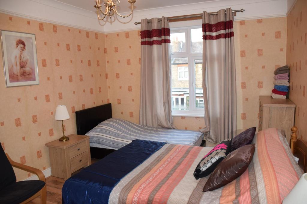 Three Bedroom Flat Camborne Avenue W13 - image 6