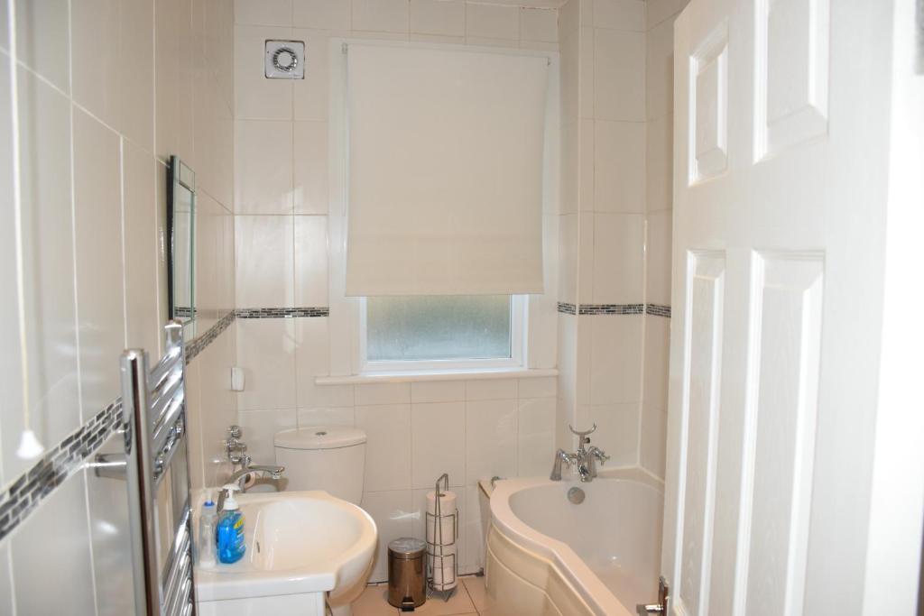 Three Bedroom Flat Camborne Avenue W13 - image 7