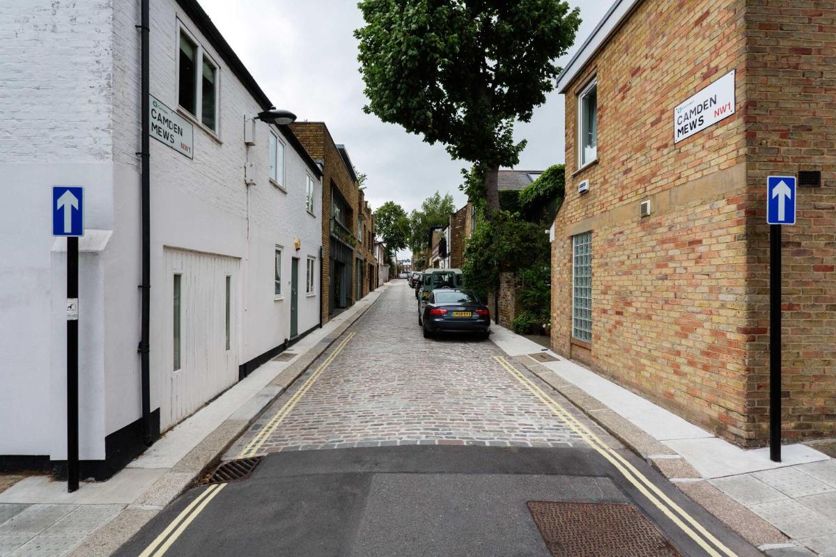 Veeve - Camden Mews Terrace - image 2