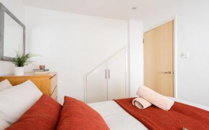 Classic Two-Bedroom Apartment Pimlico - image 13