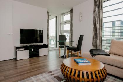 Modern 1 Bed Flat in Wandsworth - image 1