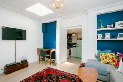 Modern Garden Apartment Camden - image 12