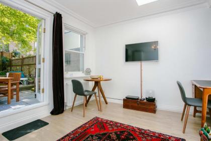 Modern Garden Apartment Camden - image 13