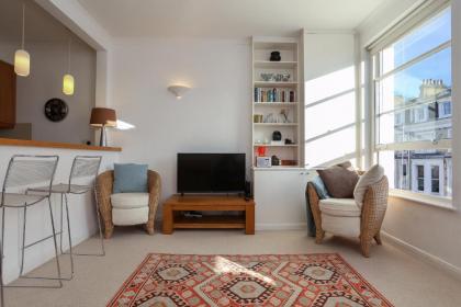 Bright and Spacious 1 Bedroom Apartment in the Heart of Kensington - image 1