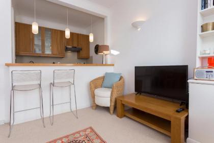 Bright and Spacious 1 Bedroom Apartment in the Heart of Kensington - image 10