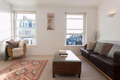 Bright and Spacious 1 Bedroom Apartment in the Heart of Kensington - image 11