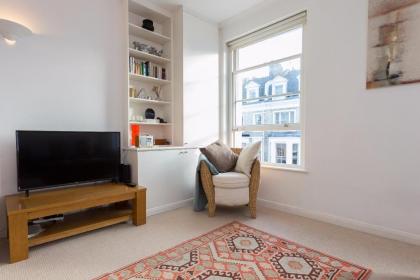 Bright and Spacious 1 Bedroom Apartment in the Heart of Kensington - image 12