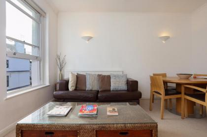 Bright and Spacious 1 Bedroom Apartment in the Heart of Kensington - image 13