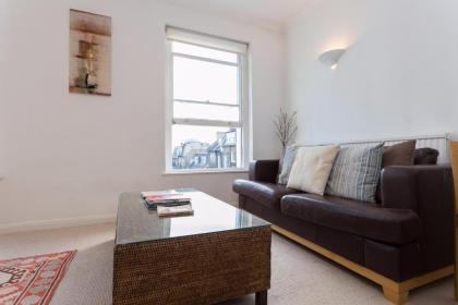 Bright and Spacious 1 Bedroom Apartment in the Heart of Kensington - image 8