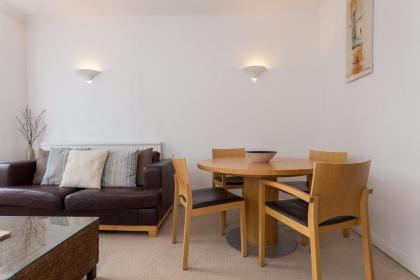 Bright and Spacious 1 Bedroom Apartment in the Heart of Kensington - image 9