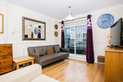 1 Bedroom Apartment on The Riverbank Near St Paul's - image 1