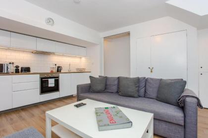 2 Bedroom Flat in Highbury Accommodates 6 - image 1