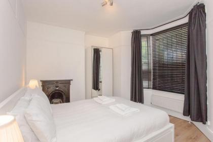 2 Bedroom Flat in Highbury Accommodates 6 - image 20