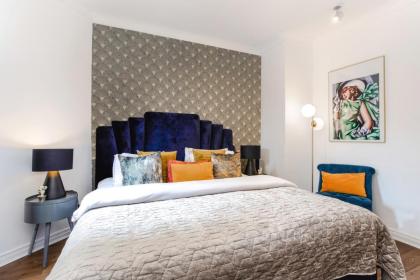 AWESOME LEICESTER SQ! Fashion Flat for Theatre Families and Happy Friends - image 3