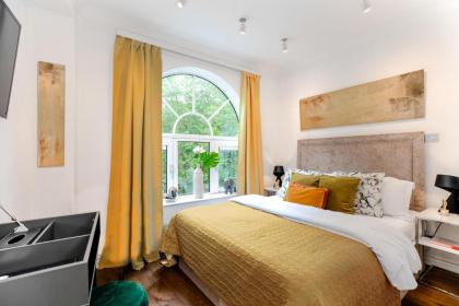 AWESOME LEICESTER SQ! Fashion Flat for Theatre Families and Happy Friends - image 5