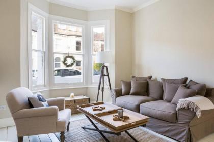 Bright 1BR Modern Home w/Terrace in West London - image 6