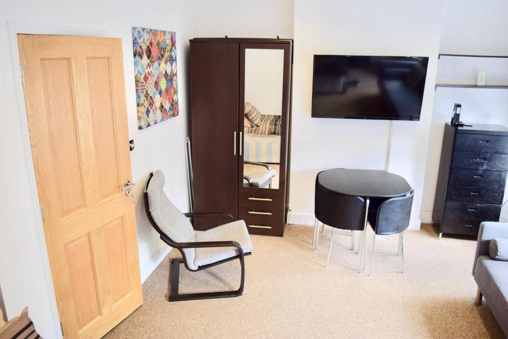 Gorgeous Studio in Trendy London Location (DH7) - image 7