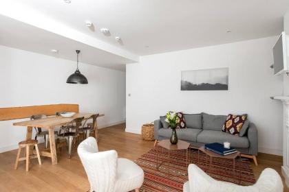 Stylish 2BR Home in West Kensington 4 guests - image 1