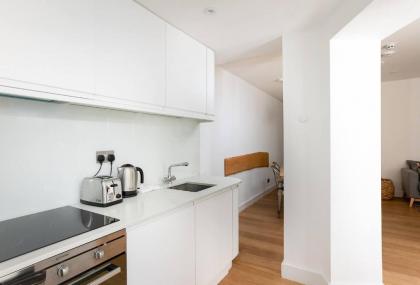 Stylish 2BR Home in West Kensington 4 guests - image 7