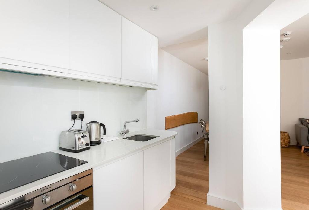 Stylish 2BR Home in West Kensington 4 guests - image 7