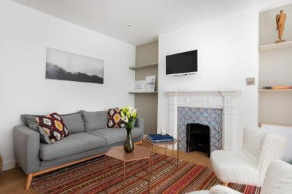 Stylish 2BR Home in West Kensington 4 guests - image 8